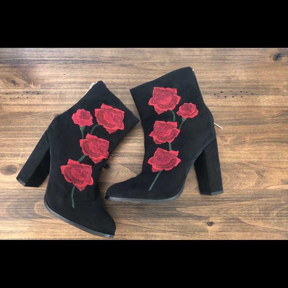 🌹NWT LF- Black booties with roses